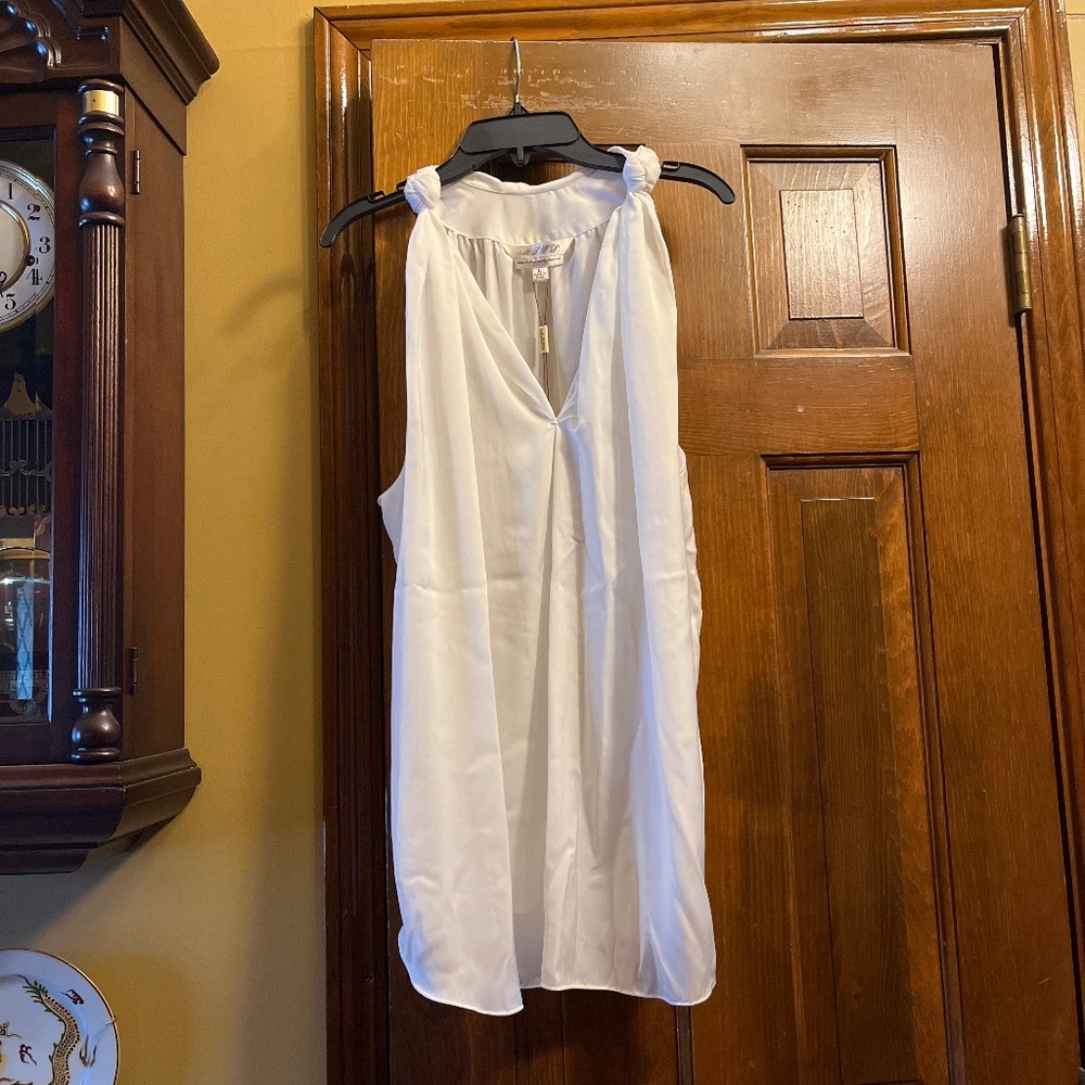 NWT, Gorgeous, Max Studio Specialty Products White, Flowy. Top/Blouse.  Sz. Lg.